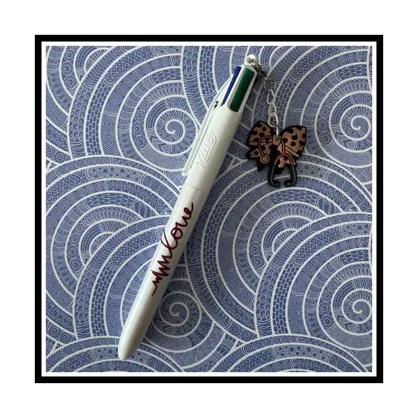 Stylo bic 4 couleurs avec breloque infirmiere ou aide soignante