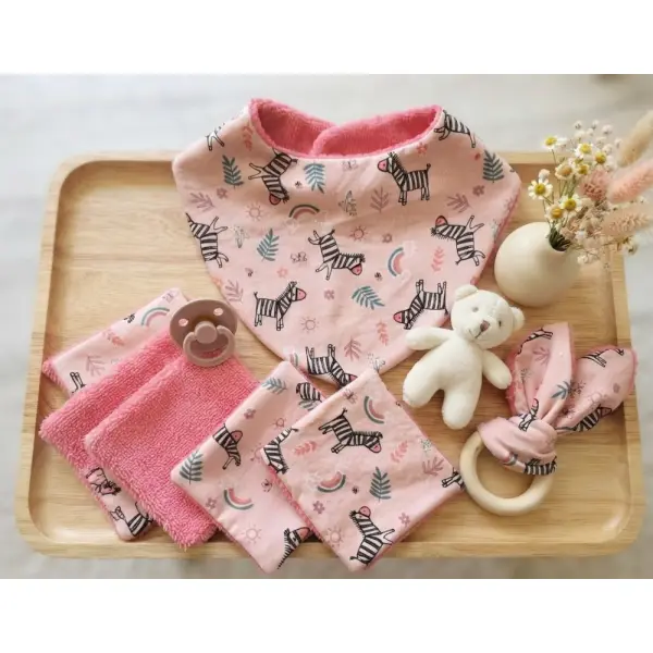 Ensemble naissance bavoir, hochet et 7 lingettes