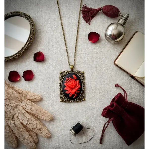 Bijou camée rose rouge – pendentif floral gothique – création artisanale.