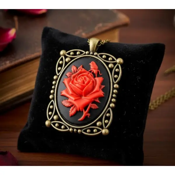 Bijou camée rose rouge – pendentif floral gothique – création artisanale.