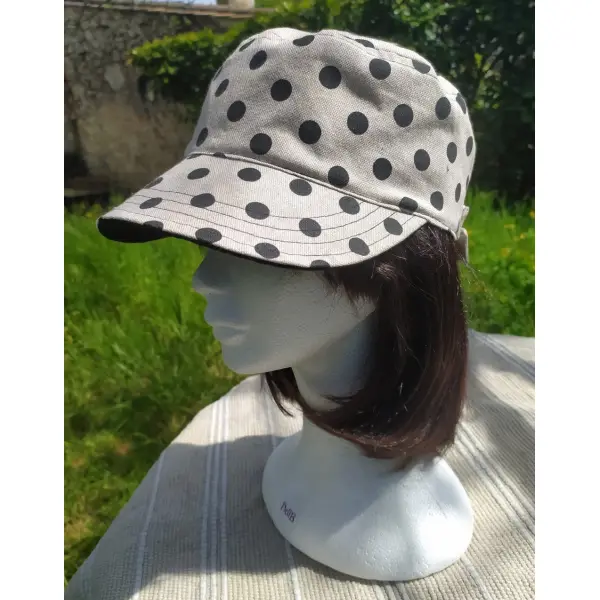 Casquette beige effet lin pois noirs