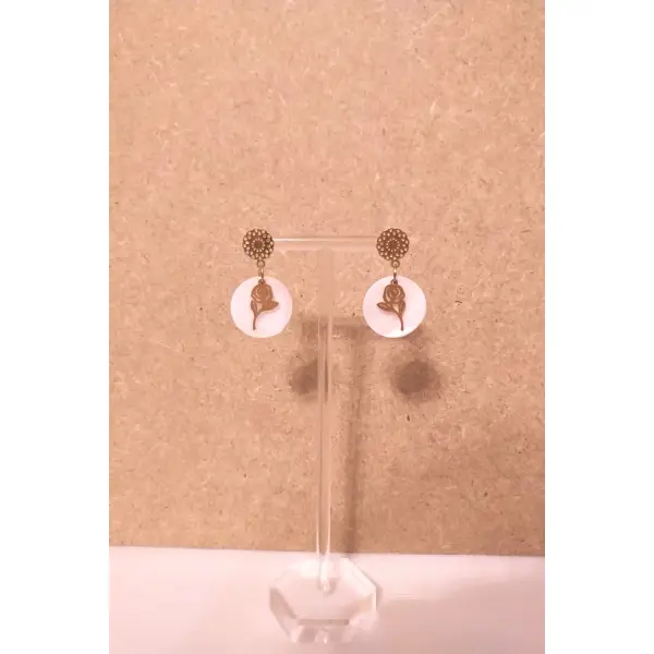 Boucles d'oreilles nacre blanche , acier inoxydable doré .