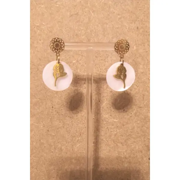 Boucles d'oreilles nacre blanche , acier inoxydable doré .