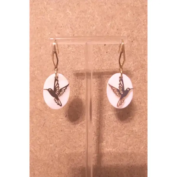 Boucles d'oreilles nacre blanche , acier inoxydable doré .