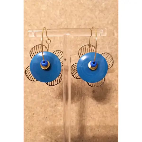 Boucles d'oreilles ivoire végétal bleu et acier inoxydable doré .