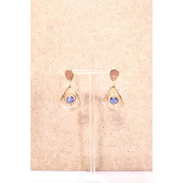 Boucles d'oreilles perles émaillées bleues et acier inoxydable doré .