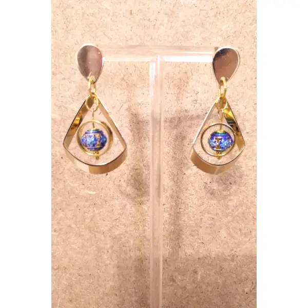 Boucles d'oreilles perles émaillées bleues et acier inoxydable doré .