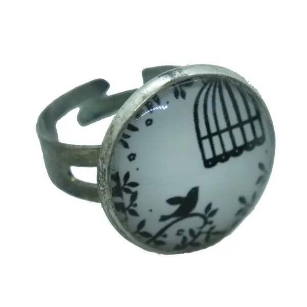 Bague argentée, noire et blanche oiseau et cage