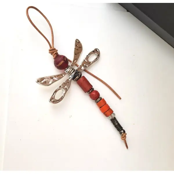 La libellule camille : pendentif, bijou de sac , petit grigri ... . à vous de choisir .... !!!