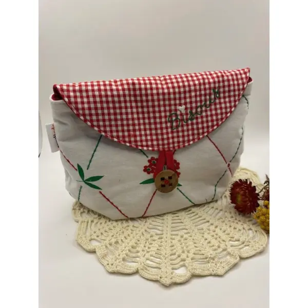 Pochette vichy recyclée – broderie "bisous"
