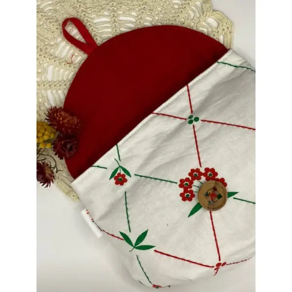 Pochette vichy recyclée – broderie "bisous"