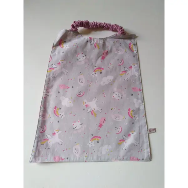 Bavoir serviette maternelle avec des licornes