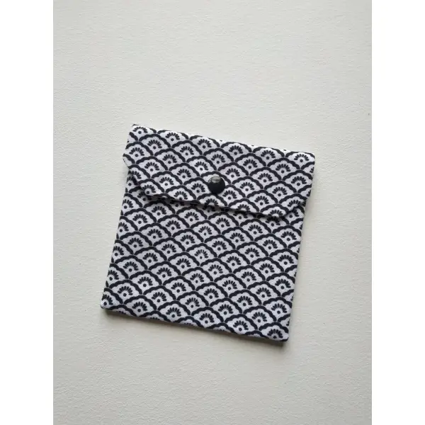 Pochette à savon noire et blanche
