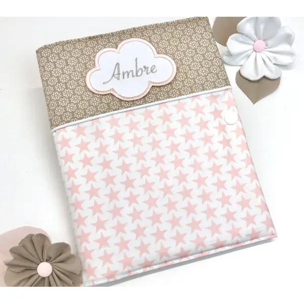 Protège carnet de santé personnalisé avec prénom brodé, motif étoile rose et beige
