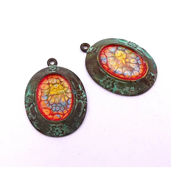 Duo de pendentifs en laiton patiné, peint à la main, création bijoux