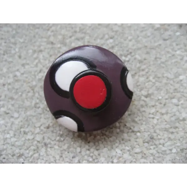 Bague ajustable unisexe cabochon motifs blanc et rouge sur fond prune en fimo diamètre 25mm