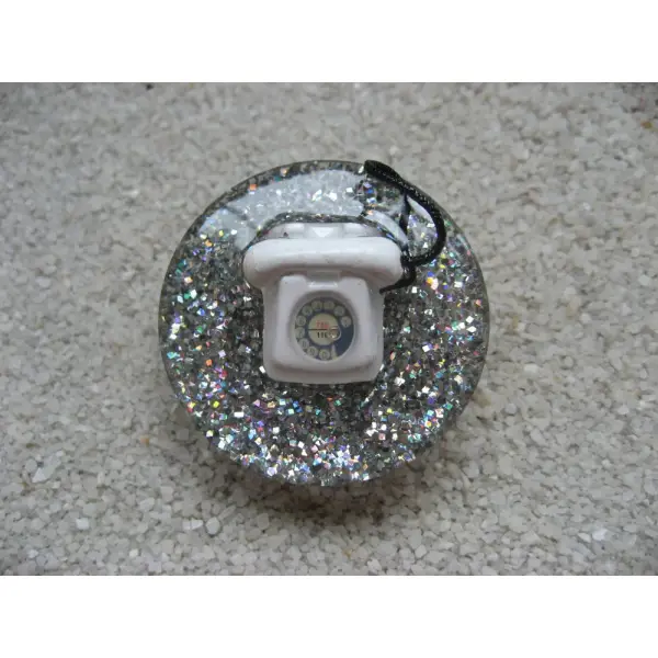 Grande bague ajustable unisexe téléphone blanc sur fond gris argenté en résine diamètre 35mm