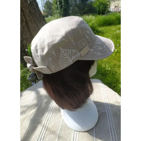 Casquette beige effet lin feuilles blanches