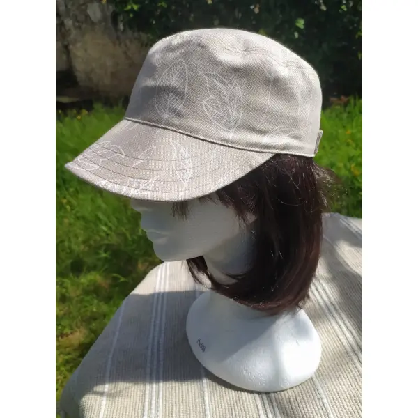 Casquette beige effet lin feuilles blanches