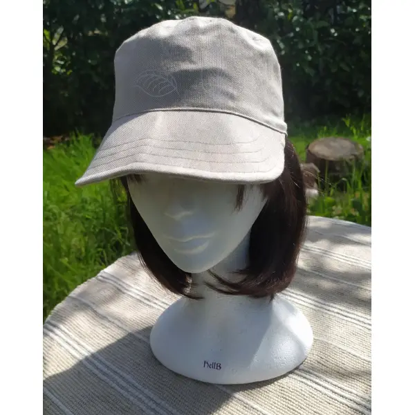 Casquette beige effet lin feuilles blanches