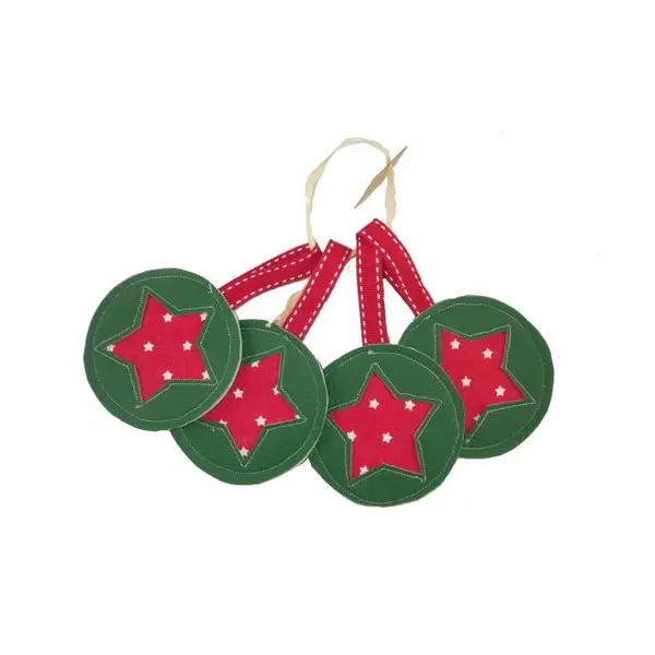 4 boules de noël en simili cuir vert et étoiles sur fond rouge