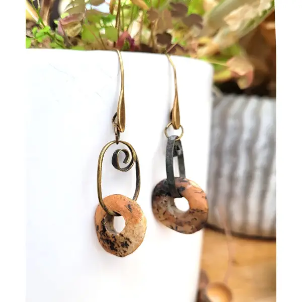 Des boucles d'oreille minimalistes avec disques céramique artisanale dans breloques ..:."une aurore spatiale"