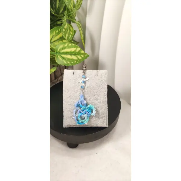 Pendentif en frivolité à l'aiguille