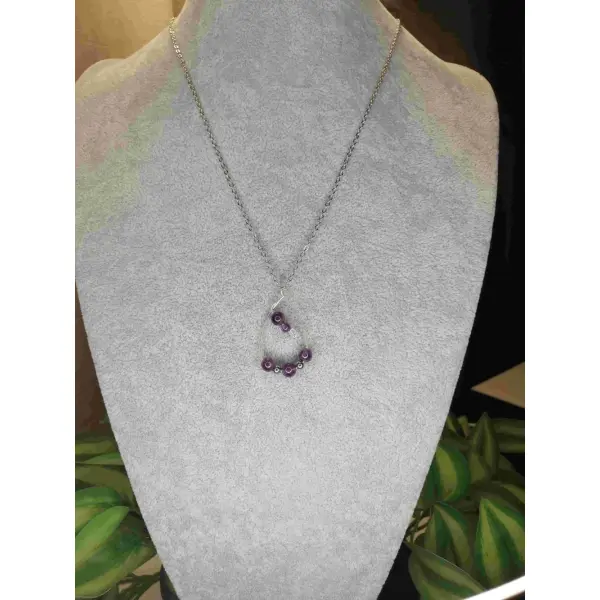 Collier mi-long et pierres d'améthystes ,et,pierre de lune