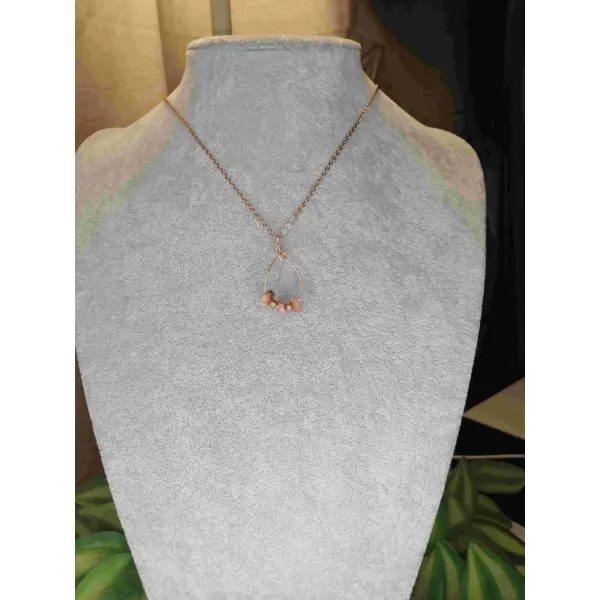 Collier mi-long et pierres naturelles en rhodochrosite