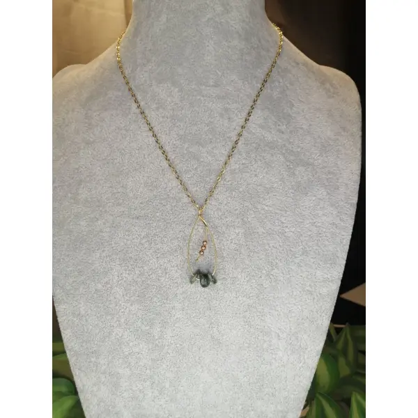 Collier mi-long et pierres séraphinite , et en malachite