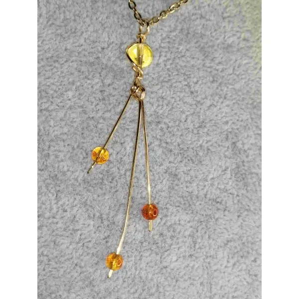 Collier mi-long en ambre naturelle