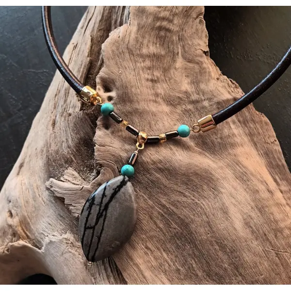 Collier cuir rond gris taupe avec pendentif en jaspe zébré