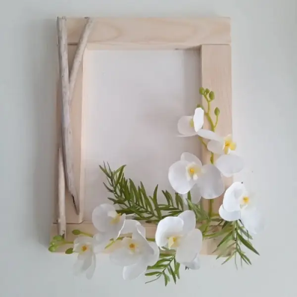 Encadrement mariage : exotique en bois / fleurs frangipane 30x36 cm