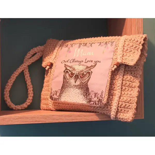 Pochette à main "hibou" porte bonheur. coton naturel et coton recyclé. crocheté et cousu main.