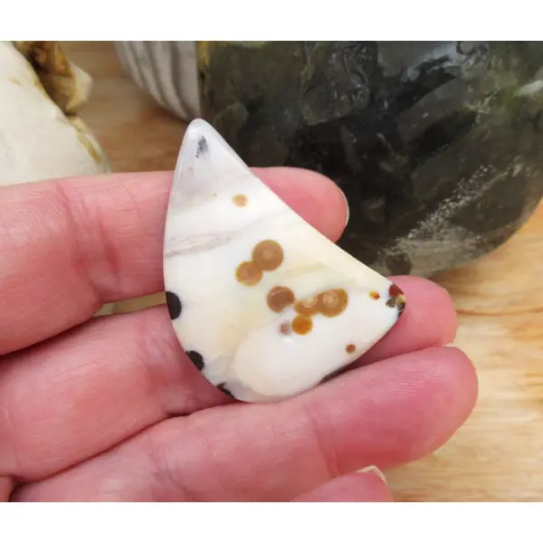 Magnifique cabochon forme libre de designer pour la confection de bijoux : agate polka dot 43 x 30 mm