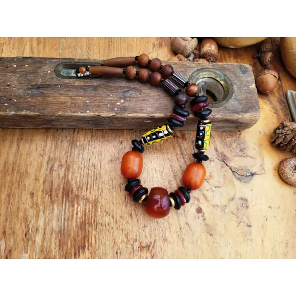 Un collier tribal ethnique avec perles vénitiennes de murano millefiori, ambre ... : "terres naturelles"