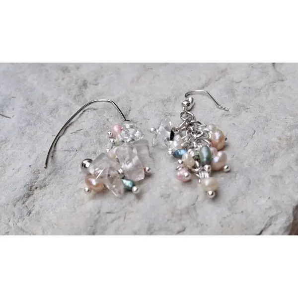 Boucles d'oreilles asymétriques "éclat d'eau douce" – perles nacrées et verre – acier inoxydable