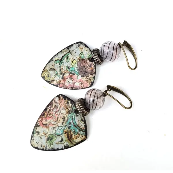 Des boucles d’oreille boho style rétro avec breloques métal récupération, perles verre soufflé main : "muse printanière"
