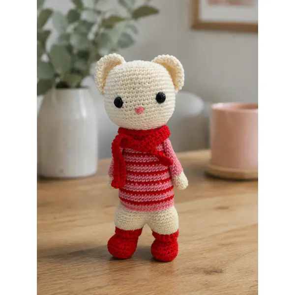 Amigurumi lizuna la belette en rose et rouge au crochet