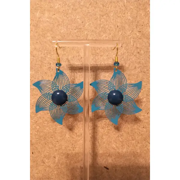 Boucles d'oreilles estampes et cabochons .