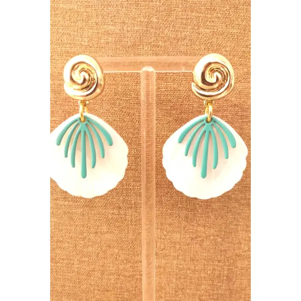 Boucles d'oreille nacre blanche . sequin émaillé vert clair .