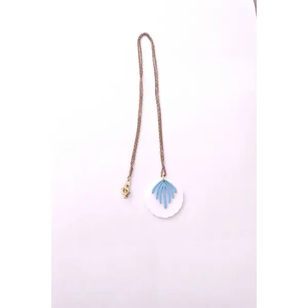 Collier nacre blanche .