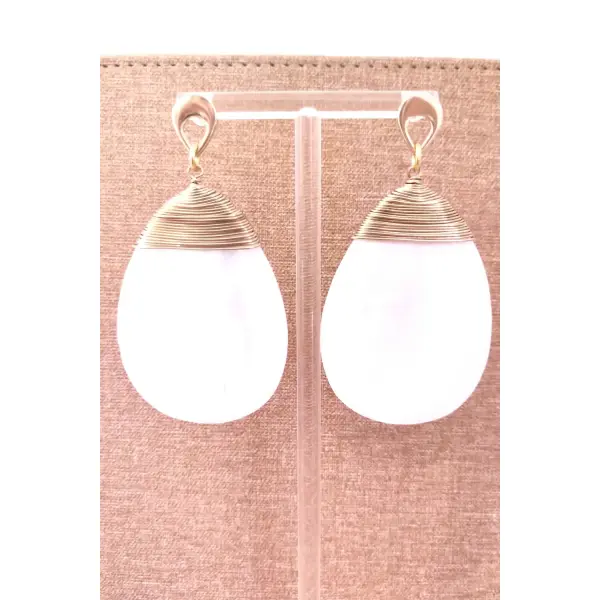 Boucles d'oreille nacre blanche .
