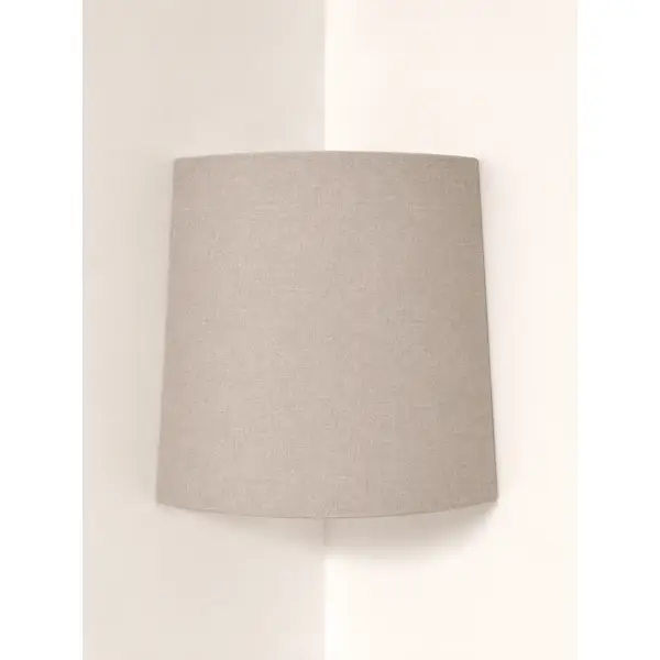 Applique murale d’angle trapèze beige effet textile – luminaire mural design, déco naturelle, scandinave, japandi, bohème