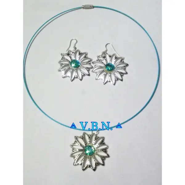 Parure collier cable et boucles d'oreilles, avec fleur metal argente vieillis et cabochon de 10mm 4 couleurs aux choix