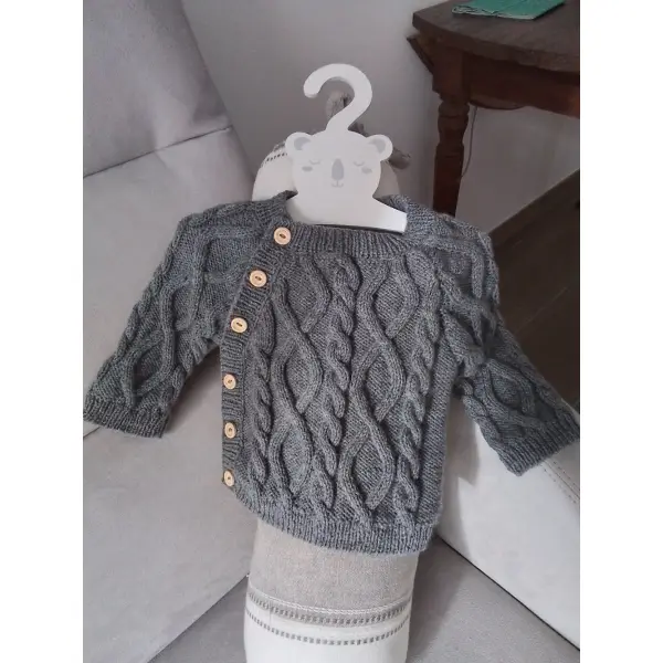 Brassière torsadée en pure laine pour la layette sur commande