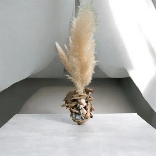 Vase en bois flotté, décoré de coquillages et bouquet d'herbes de pampa
