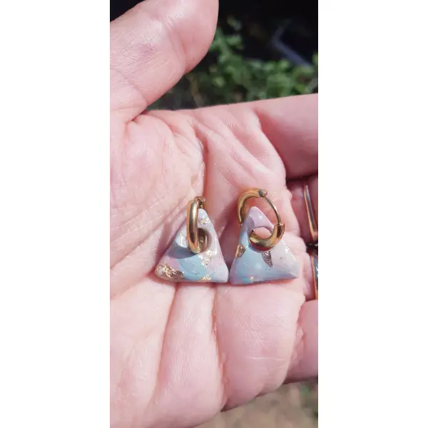 Boucles d'oreilles créoles petit triangle en argile polymère marbré vert d'eau rose beige et anneaux or en acier inoxydable ( 16mm )