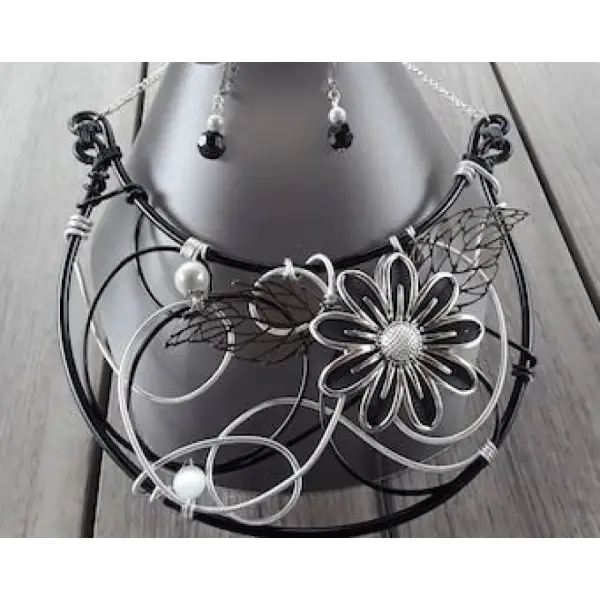 Collier plastron noir et argent