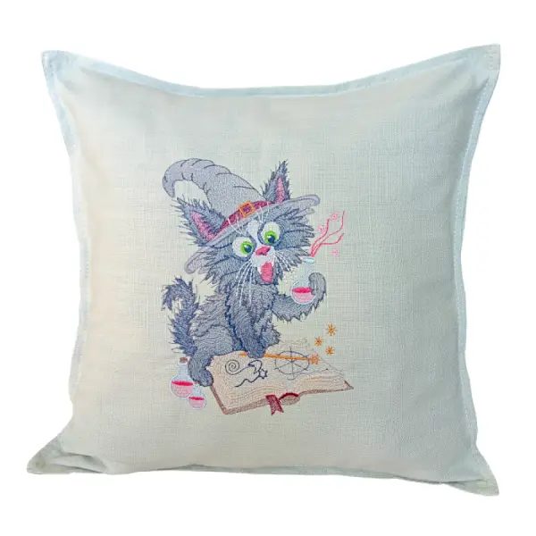 Housse de coussin brodé -chat sorcier nezrose et le grimoire- collection bestiaire brodé. 40*40cm